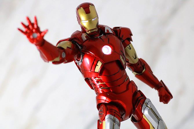 グッドふとんマーク取得 Marvel (マーブル) Iron Man (アイアンマン) Movie Mark VII Pre-Paint  Model Kit 1/6 Scale フィギュ